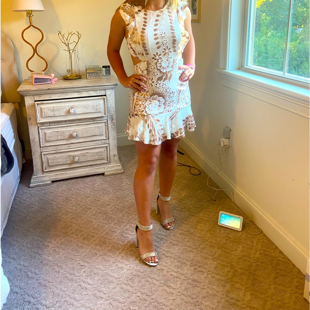 Beautiful dress could be used for homecoming or wedding or dressy event.